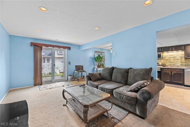 8851 Holly Lane, Olmsted Falls, OH 44138