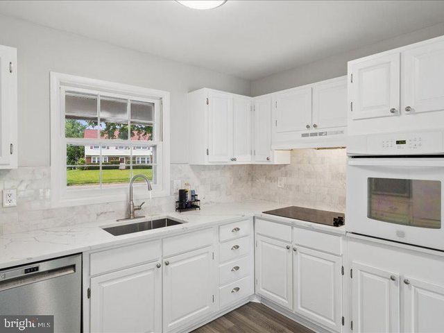 4133 POINT HOLLOW LN, Fairfax, VA 22033