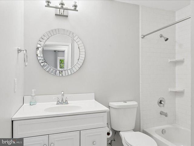 4133 POINT HOLLOW LN, Fairfax, VA 22033
