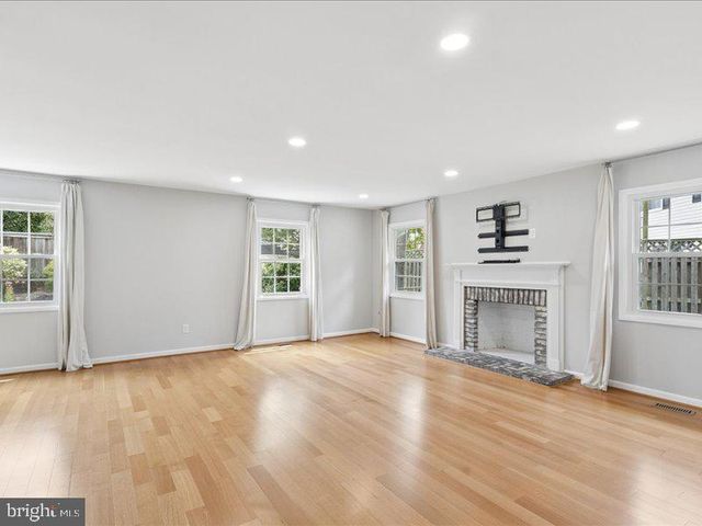 4133 POINT HOLLOW LN, Fairfax, VA 22033