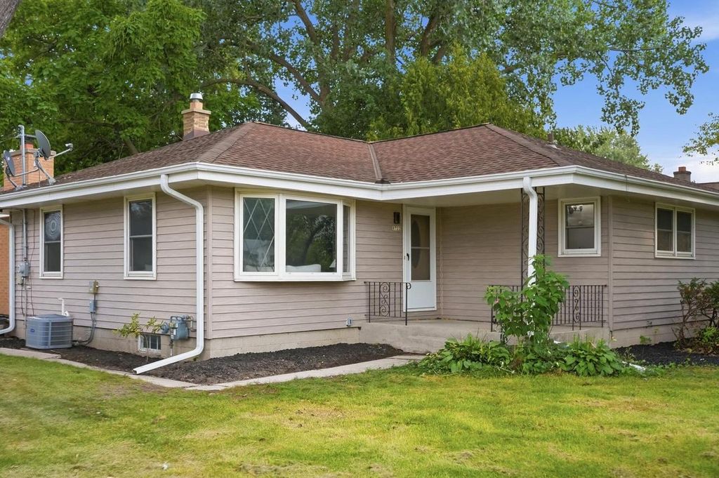 8722 N 52nd STREET, Brown Deer, WI 53223