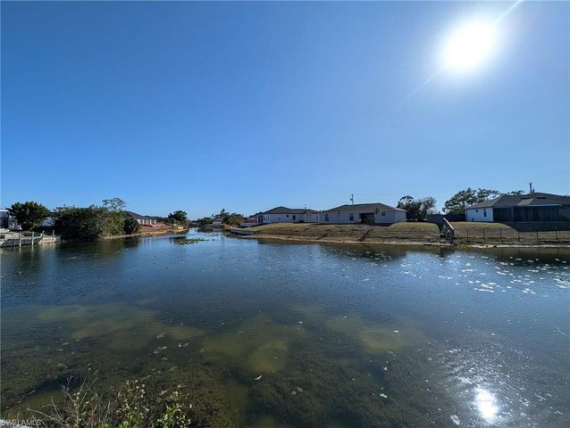 542 NE 5th CT, Cape Coral, FL 33909