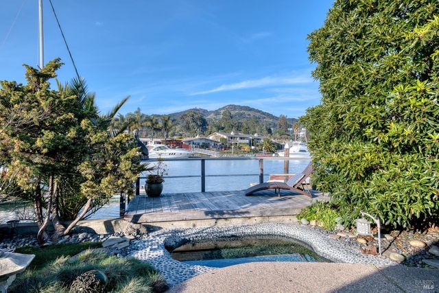 10 Capri Ct, San Rafael, CA 94901
