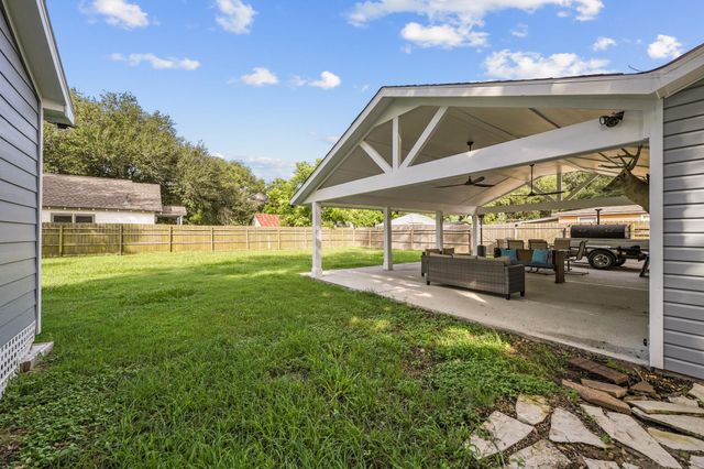 3302 North Avenue, Needville, TX 77461