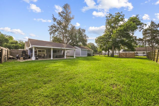 3302 North Avenue, Needville, TX 77461