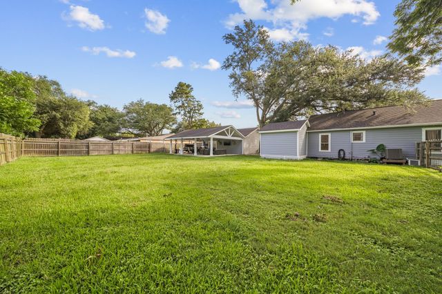 3302 North Avenue, Needville, TX 77461