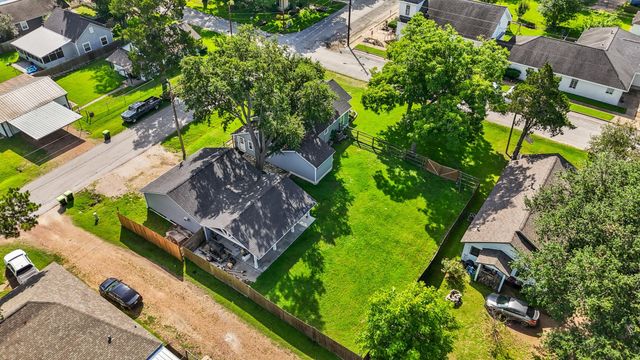 3302 North Avenue, Needville, TX 77461