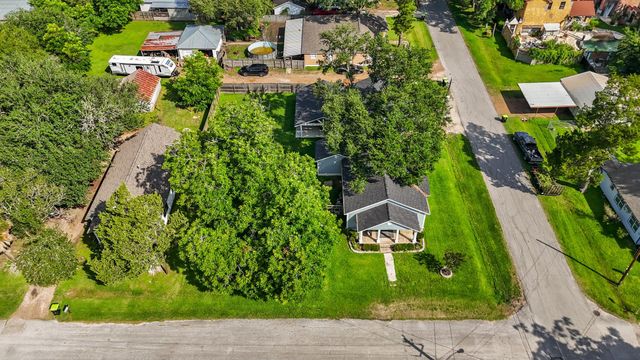3302 North Avenue, Needville, TX 77461