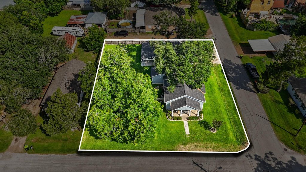 3302 North Avenue, Needville, TX 77461