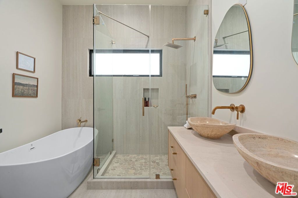 Image 10 of property listing at 8404 Gonzaga Avenue, Los Angeles, CA 90045