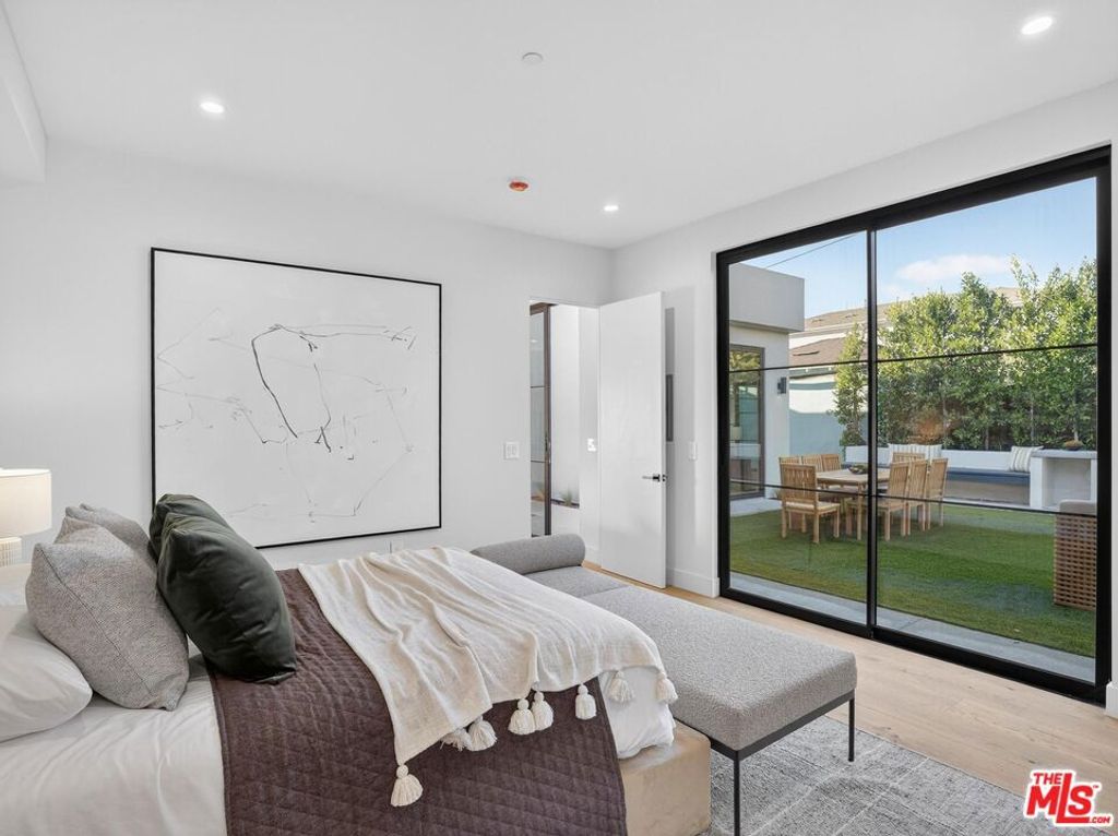 Image 11 of property listing at 8404 Gonzaga Avenue, Los Angeles, CA 90045