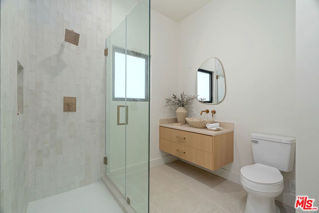 Image 13 of property listing at 8404 Gonzaga Avenue, Los Angeles, CA 90045