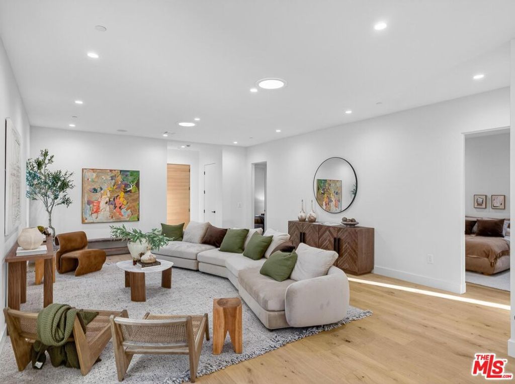Image 3 of property listing at 8404 Gonzaga Avenue, Los Angeles, CA 90045