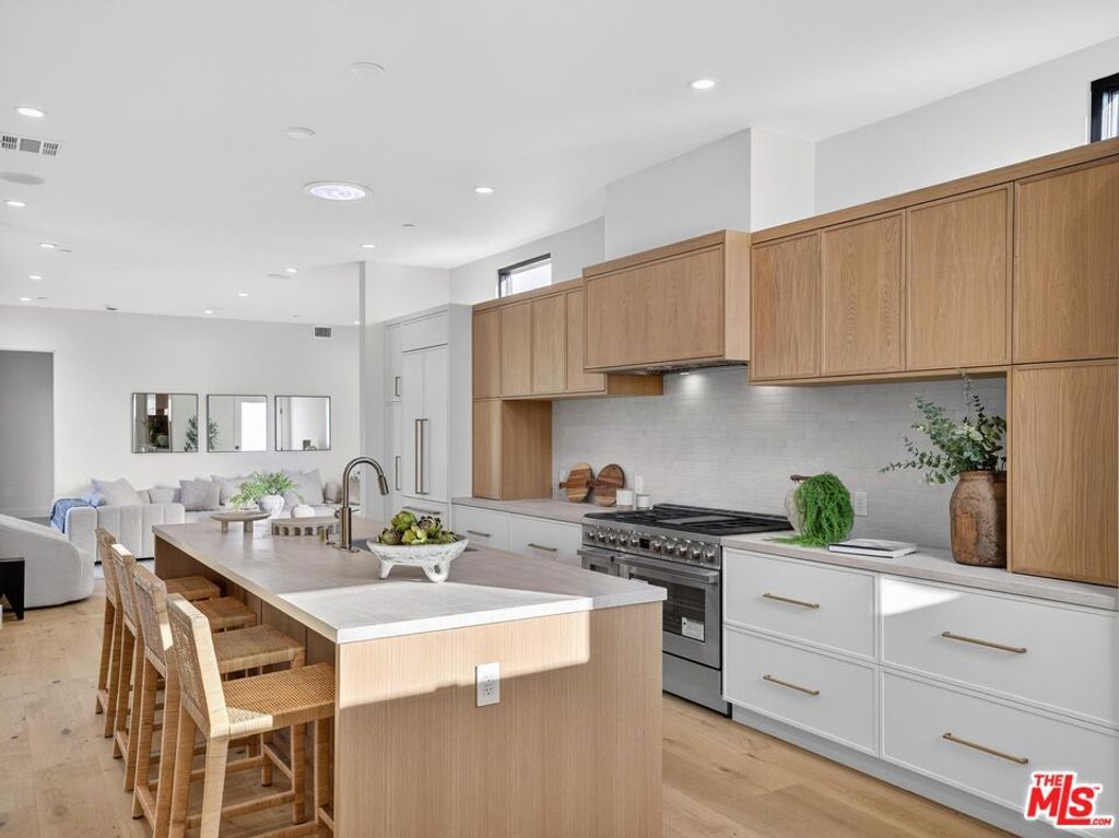 Image 4 of property listing at 8404 Gonzaga Avenue, Los Angeles, CA 90045