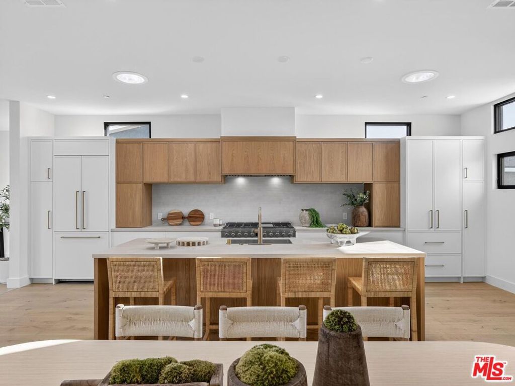 Image 5 of property listing at 8404 Gonzaga Avenue, Los Angeles, CA 90045