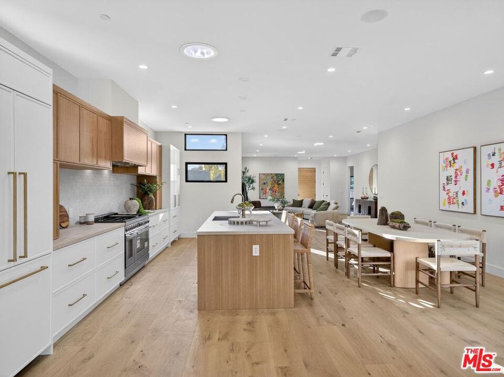 Image 6 of property listing at 8404 Gonzaga Avenue, Los Angeles, CA 90045
