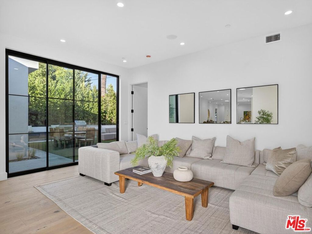 Image 7 of property listing at 8404 Gonzaga Avenue, Los Angeles, CA 90045