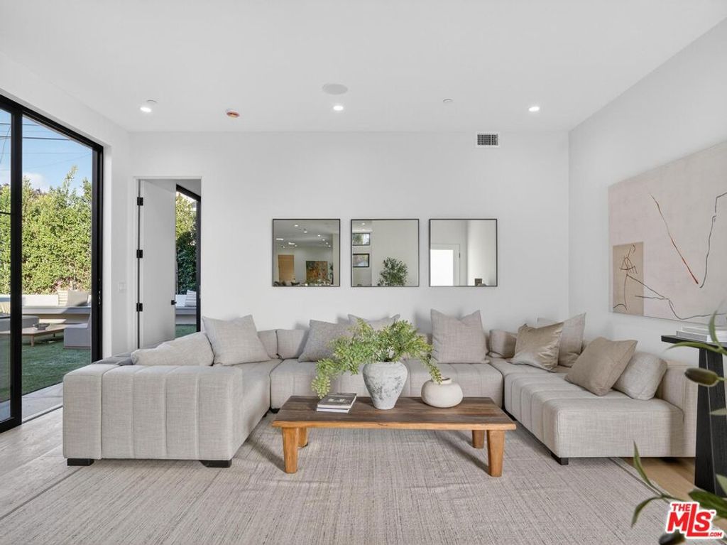 Image 8 of property listing at 8404 Gonzaga Avenue, Los Angeles, CA 90045