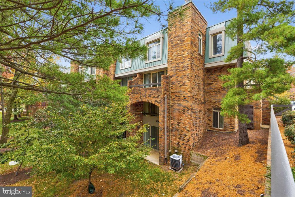 1667 S HAYES ST #1, Arlington, VA 22202