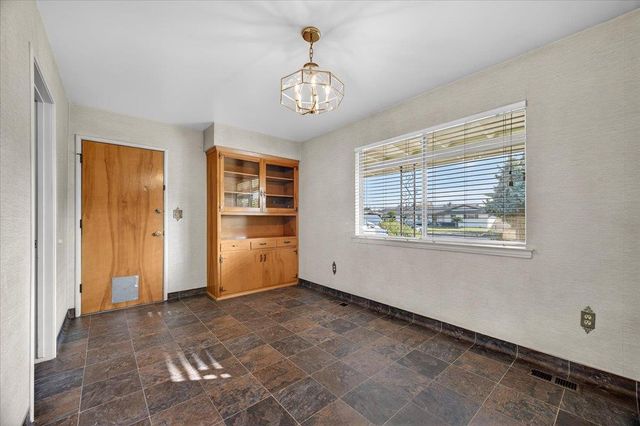 6112 E Montecito Avenue, Fresno, CA 93727