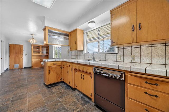 6112 E Montecito Avenue, Fresno, CA 93727