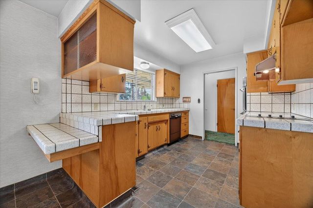 6112 E Montecito Avenue, Fresno, CA 93727