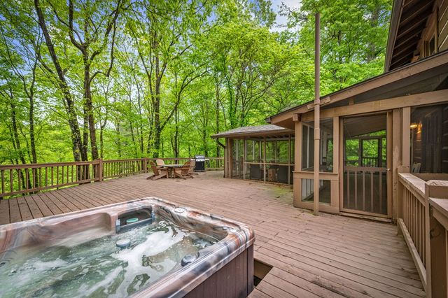 916 Old Cashes Valley Road, Blue Ridge, GA 30513