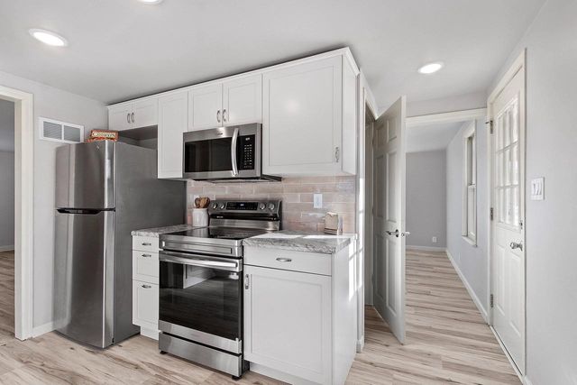 904 N GILLETT STREET, Appleton, WI 54914