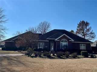 2721 S Laurel Crossing Circle, Rogers, AR 72758