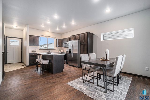 7805 E 44th St Street, Sioux Falls, SD 57110