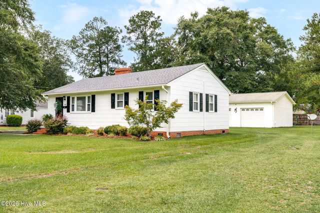 206 W Clement Street, Wallace, NC 28466