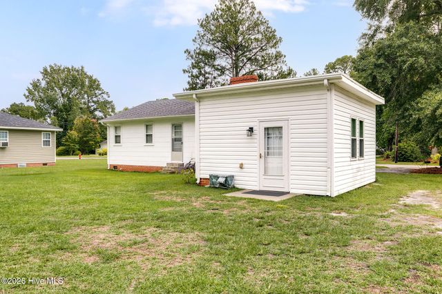 206 W Clement Street, Wallace, NC 28466