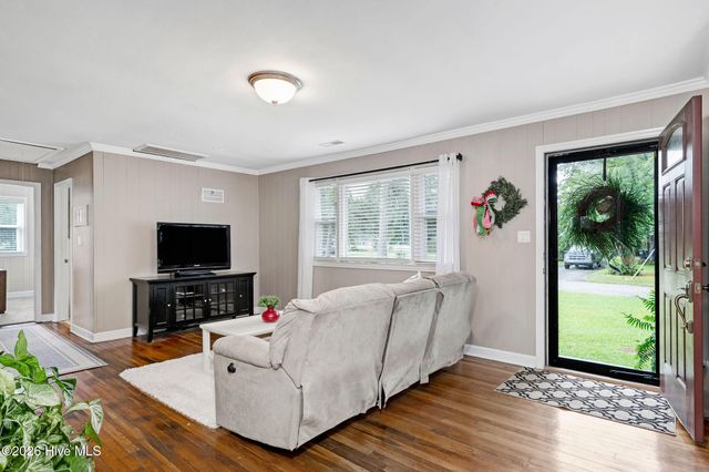 206 W Clement Street, Wallace, NC 28466