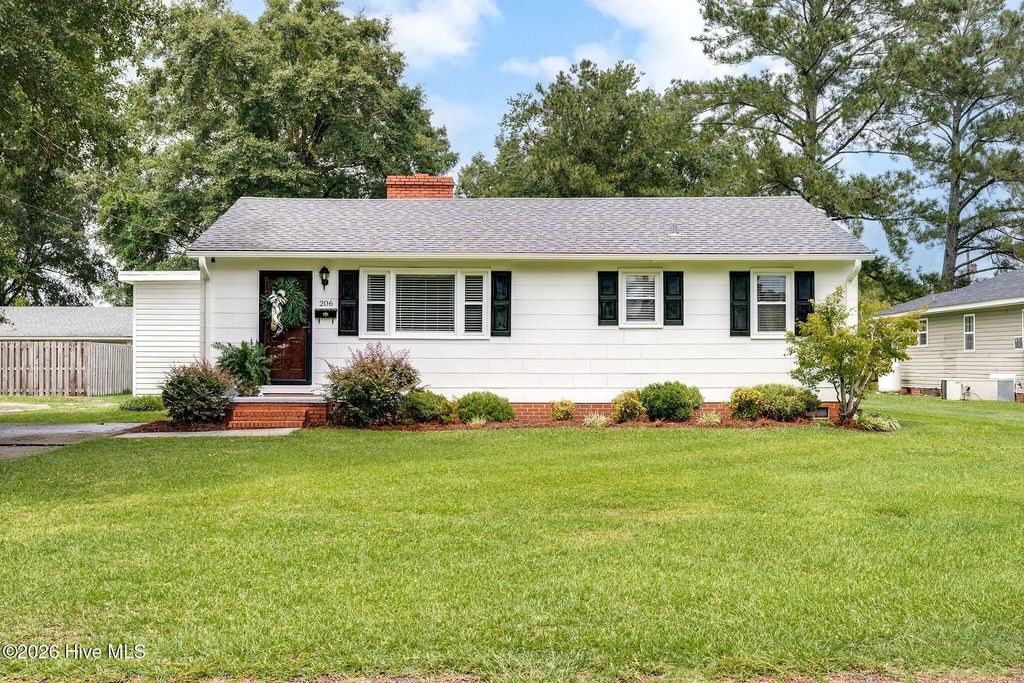 206 W Clement Street, Wallace, NC 28466