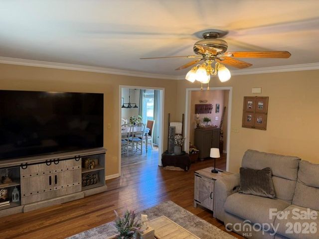 411 27th Avenue Circle NW, Hickory, NC 28601