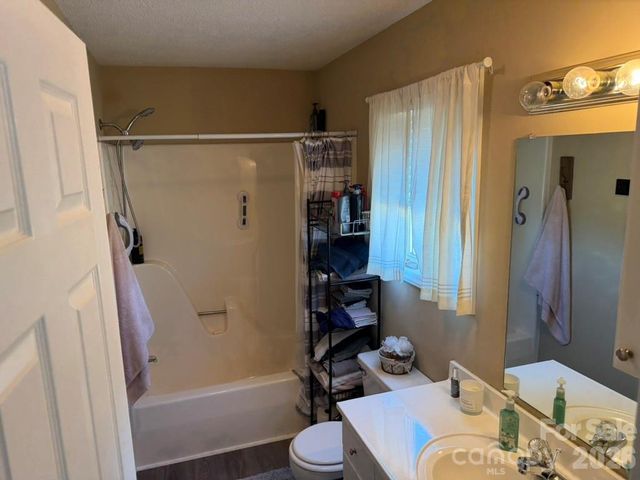 411 27th Avenue Circle NW, Hickory, NC 28601