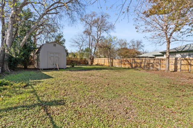 2725 Bowling Green Avenue, Dallas, TX 75216