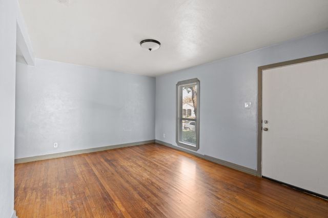 2725 Bowling Green Avenue, Dallas, TX 75216