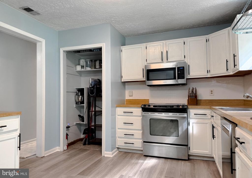 Image 11 of property listing at 6345 HOOVER LN, Bryans Road, MD 20616