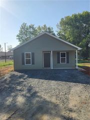 199 S 12th Avenue, Mayodan, NC 27027