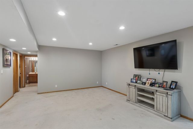 15405 Aurora Avenue, Urbandale, IA 50323