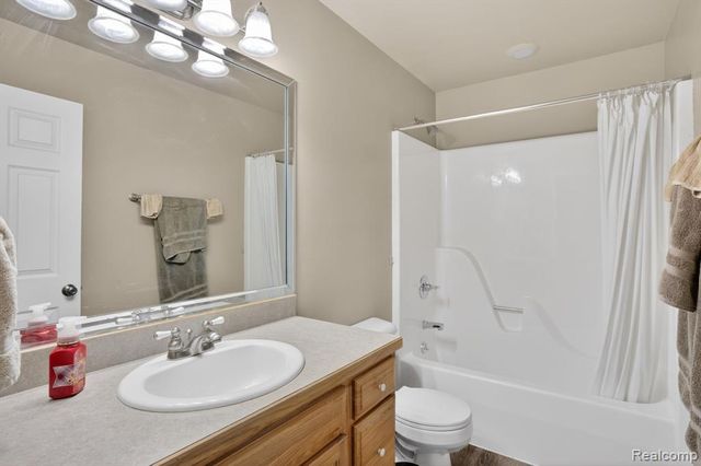 9508 Pine Needle Trail, Flushing, MI 48433