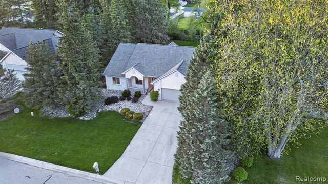 9508 Pine Needle Trail, Flushing, MI 48433