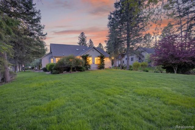 9508 Pine Needle Trail, Flushing, MI 48433