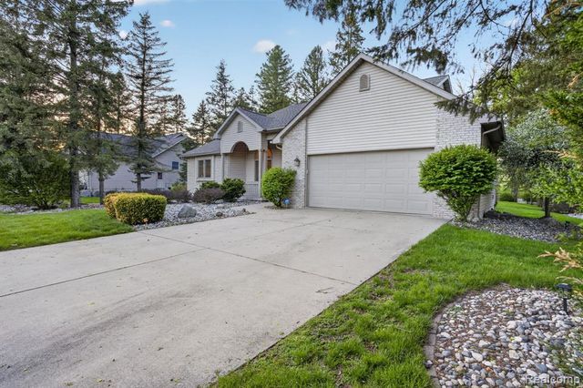 9508 Pine Needle Trail, Flushing, MI 48433