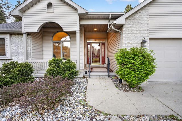 9508 Pine Needle Trail, Flushing, MI 48433