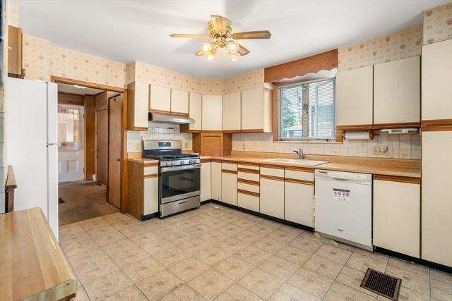 25 Curve St, Newton, MA 02465