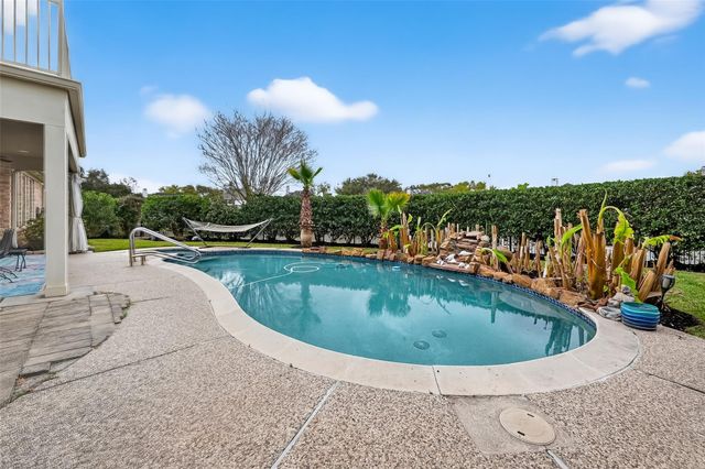 1006 Pointe Loma Drive, Sugar Land, TX 77479