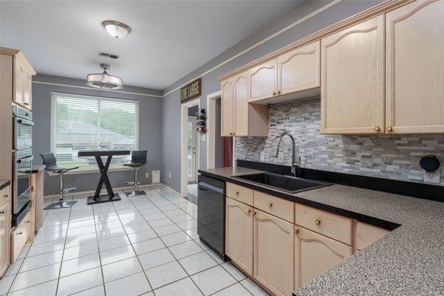 829 Woodridge Drive, Fort Worth, TX 76120