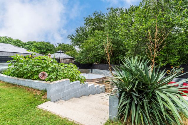 829 Woodridge Drive, Fort Worth, TX 76120